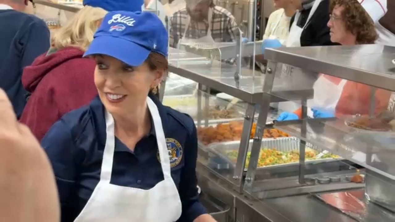 gov.-hochul-serves-thanksgiving-meals-in-albany