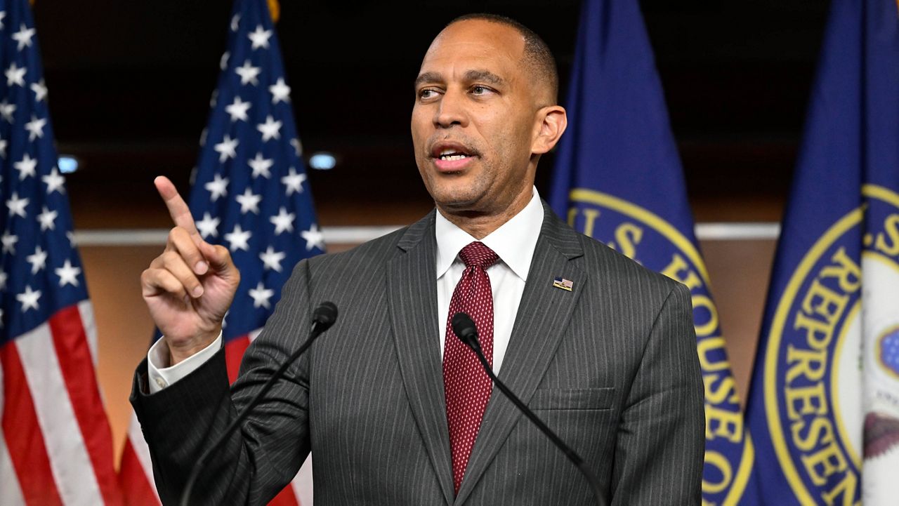 hakeem-jeffries-wins-reelection-as-house-democratic-leader-despite-party’s-losses