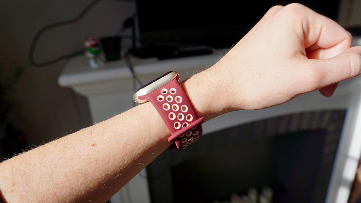 i-finally-found-an-apple-watch-band-that-fits-my-small-wrist-–-and-it’s-only-$10