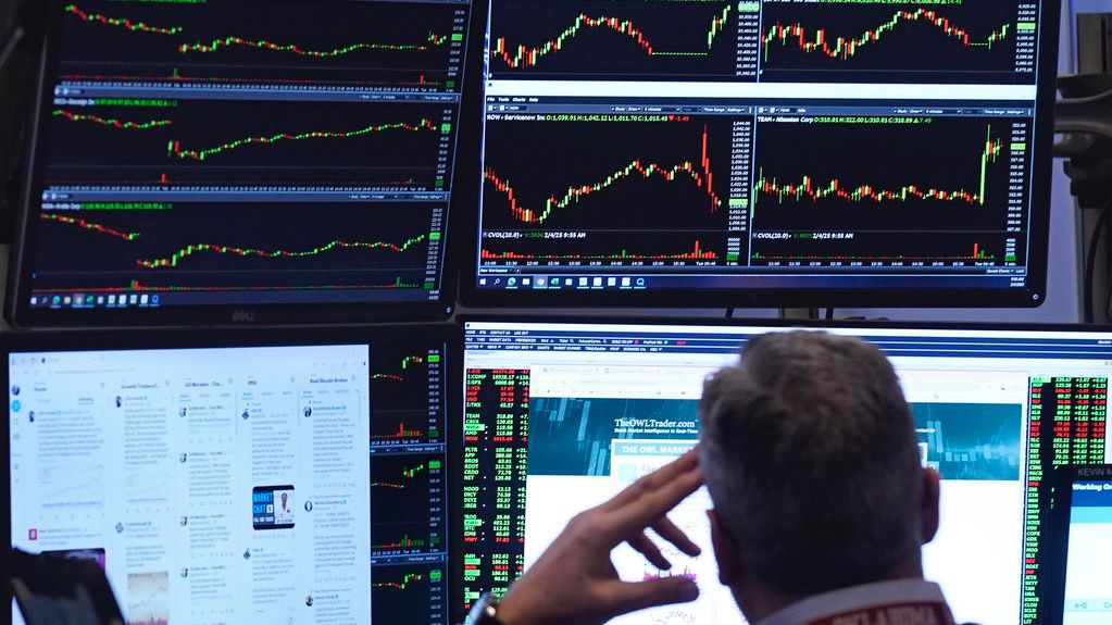 wall-street-rises-as-it-keeps-taking-trump’s-tariff-threats-in-stride