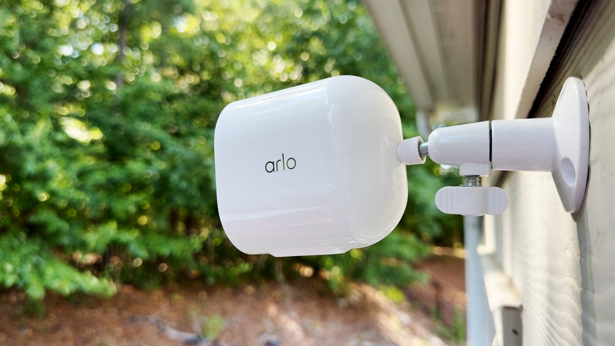 forget-ring-–-arlo’s-flagship-battery-powered-security-camera-is-still-on-sale-for-$120