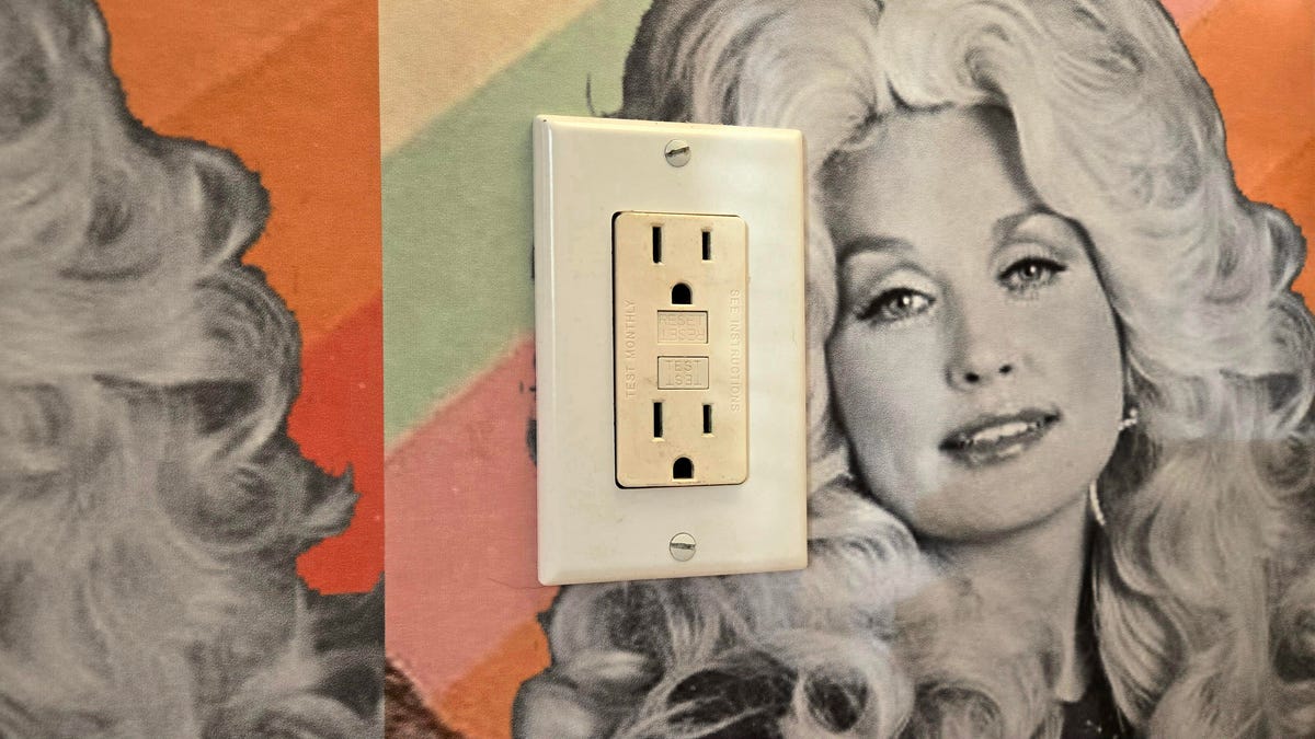 what-are-gfci-outlets?-plus-6-things-you-should-never-plug-into-one