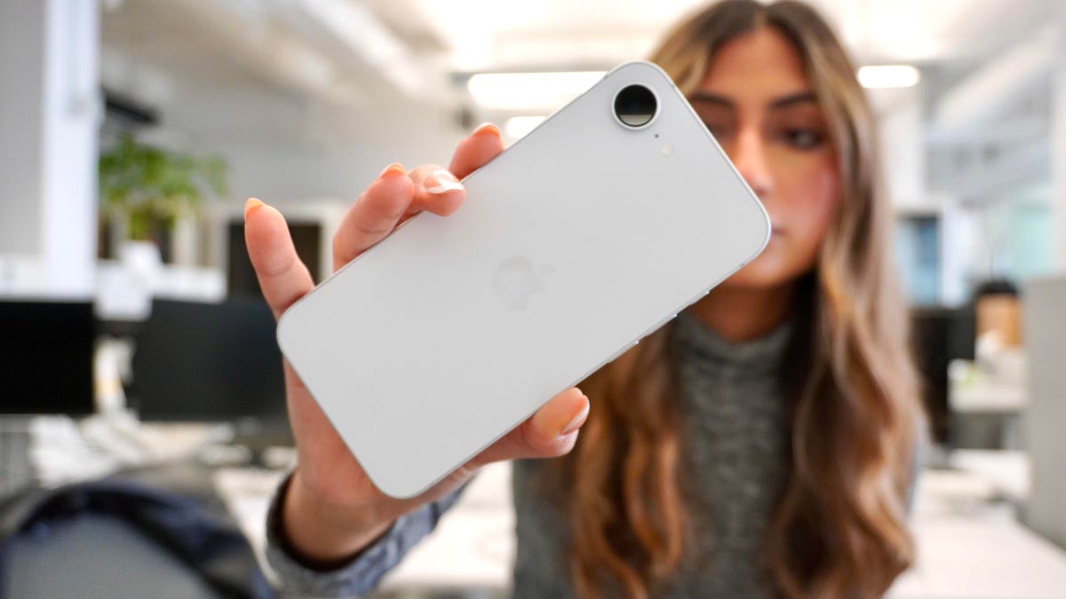 i-replaced-my-iphone-16-pro-with-the-16e-for-24-hours-–-here’s-everything-i-learned