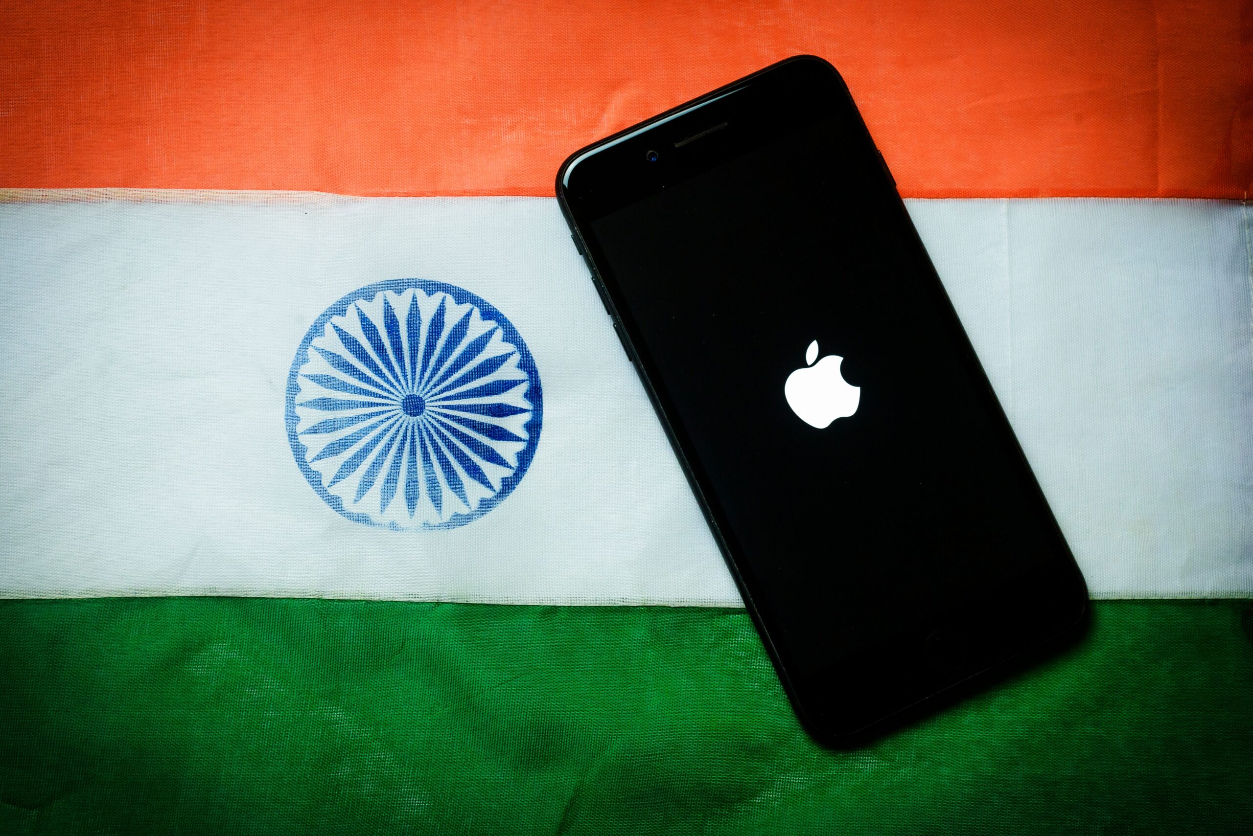 apple-may-shift-to-making-us-iphones-in-india.-it-won’t-be-easy