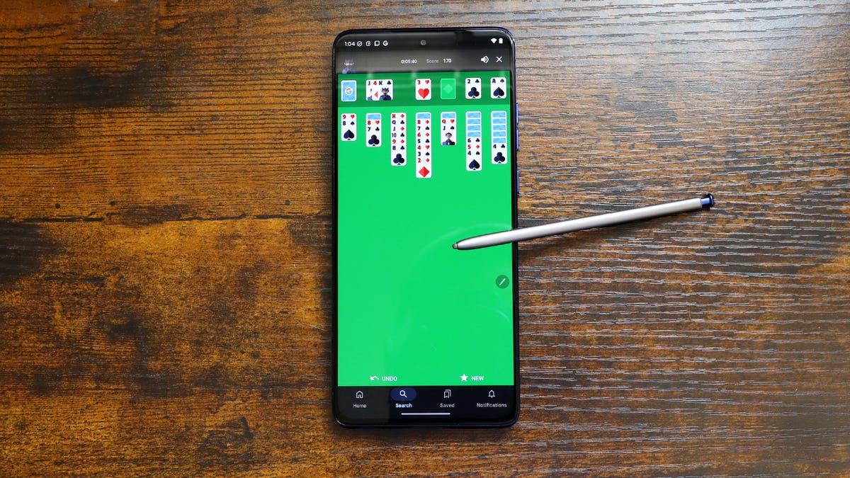 this-$400-motorola-phone-has-no-business-being-this-good-(and-it-has-a-stylus)