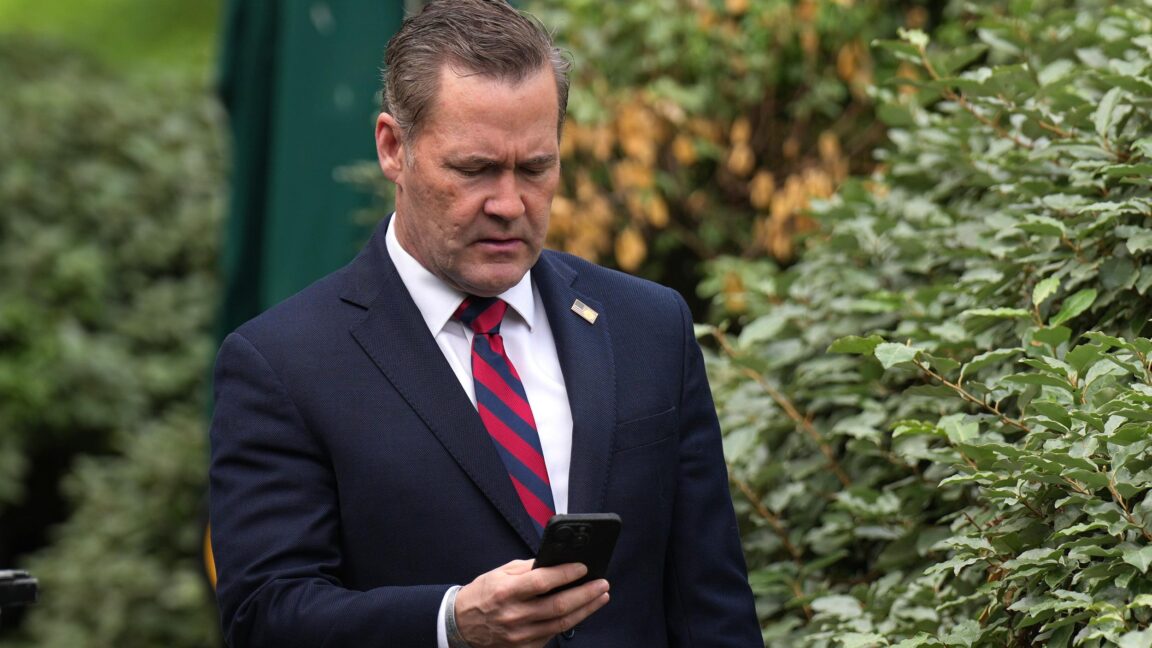 signal-clone-used-by-trump-official-stops-operations-after-report-it-was-hacked