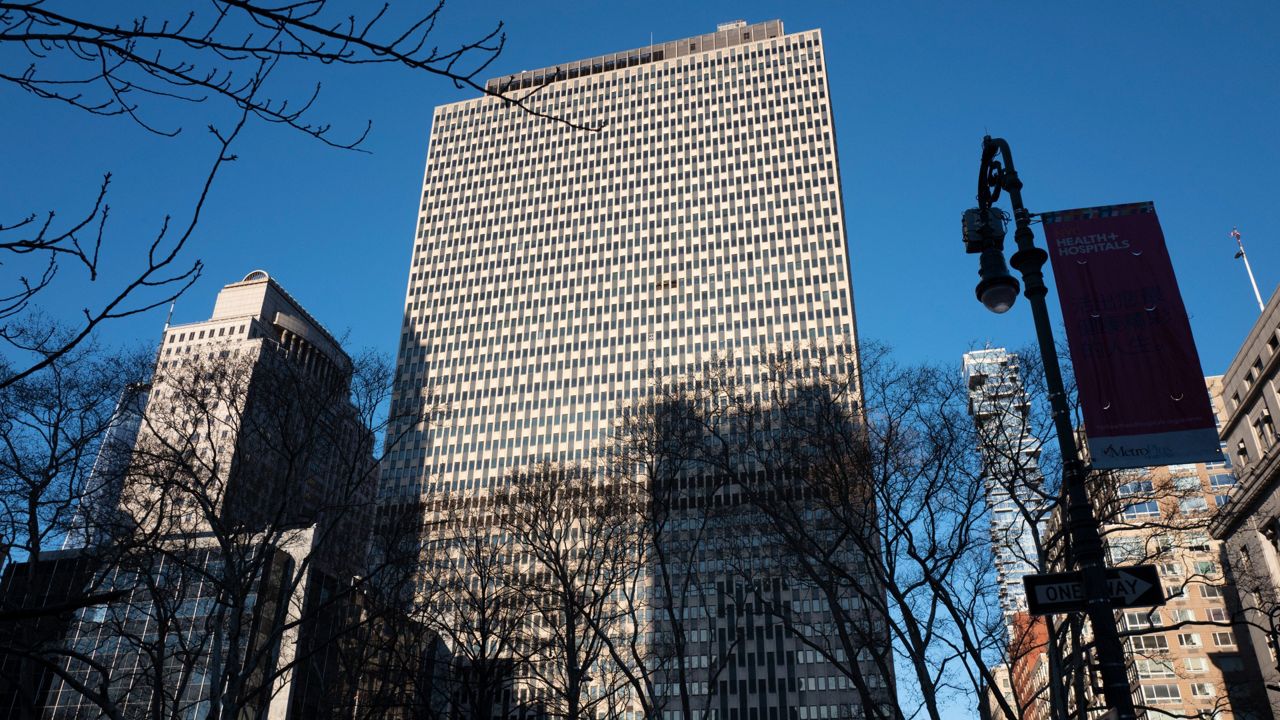 protesters-clash-with-police-outside-nyc-immigration-courts