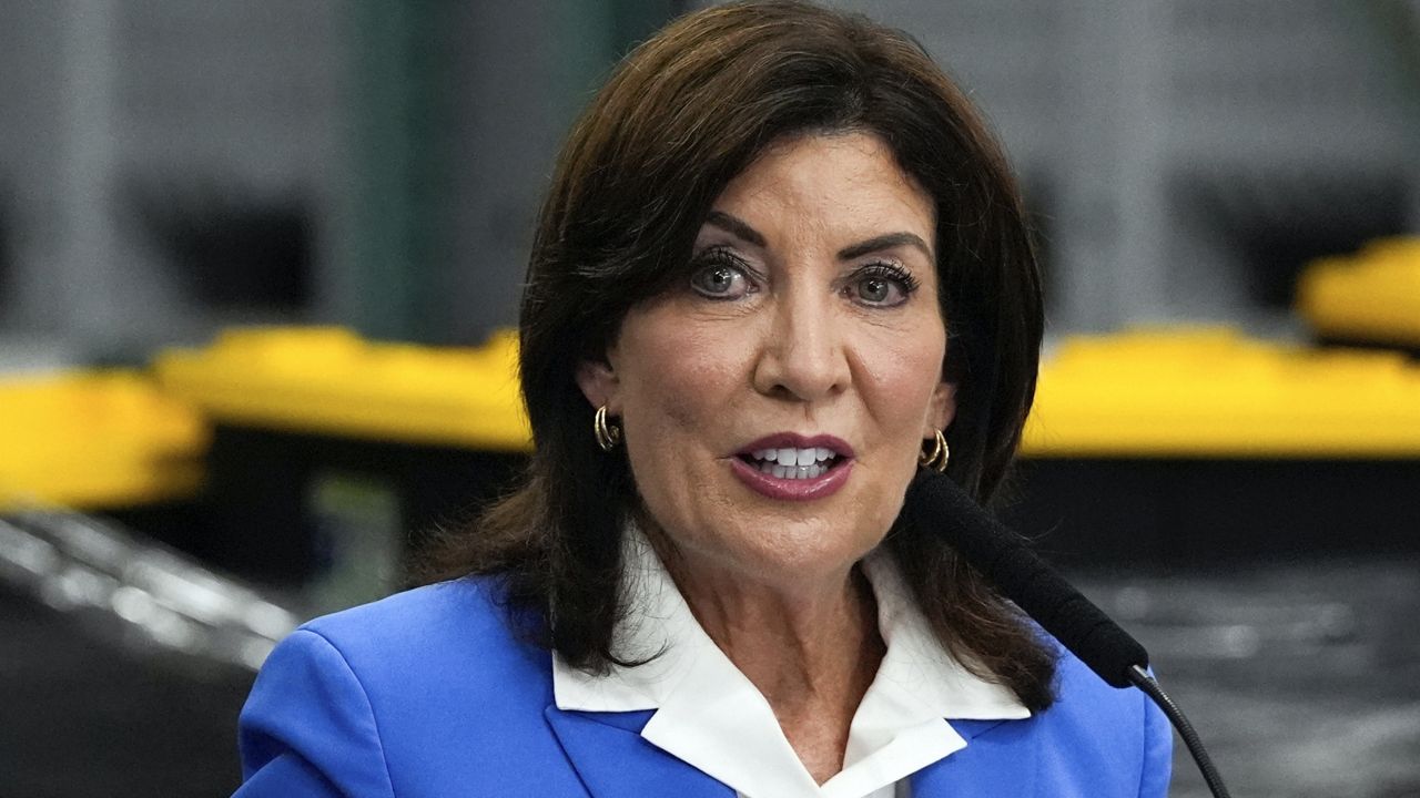 hochul-cheers-chobani-expansion,-good-poll-numbers