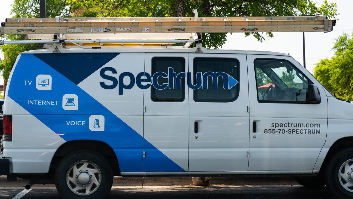 vandals-cut-fiber-optic-lines,-causing-outage-for-spectrum-internet-subscribers