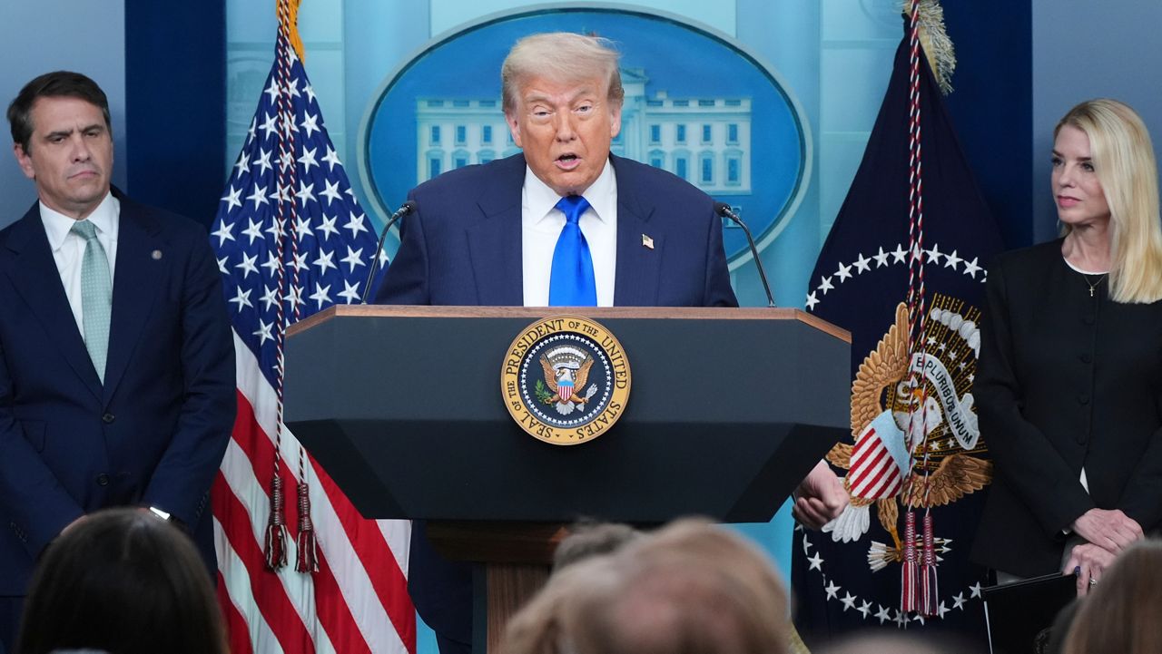 trump-warns-he’ll-cut-federal-funding-from-ny.-if-mamdani-wins