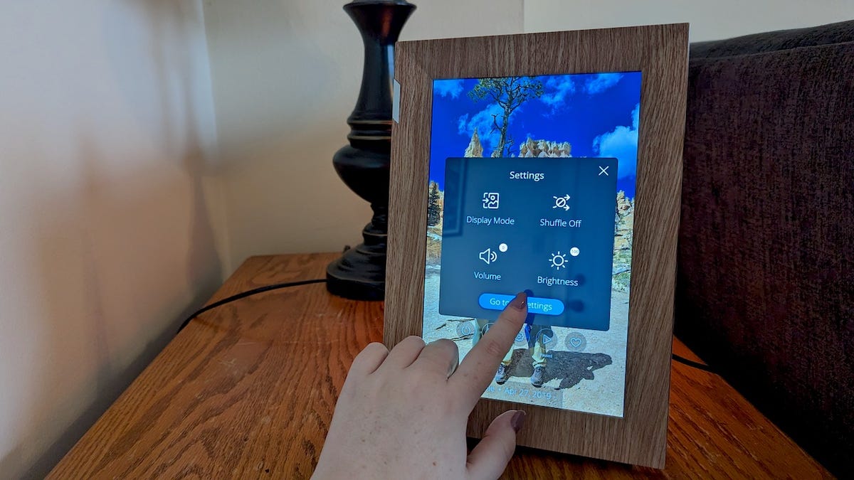 as-a-millennial,-i-love-this-digital-photo-frame-to-display-memories