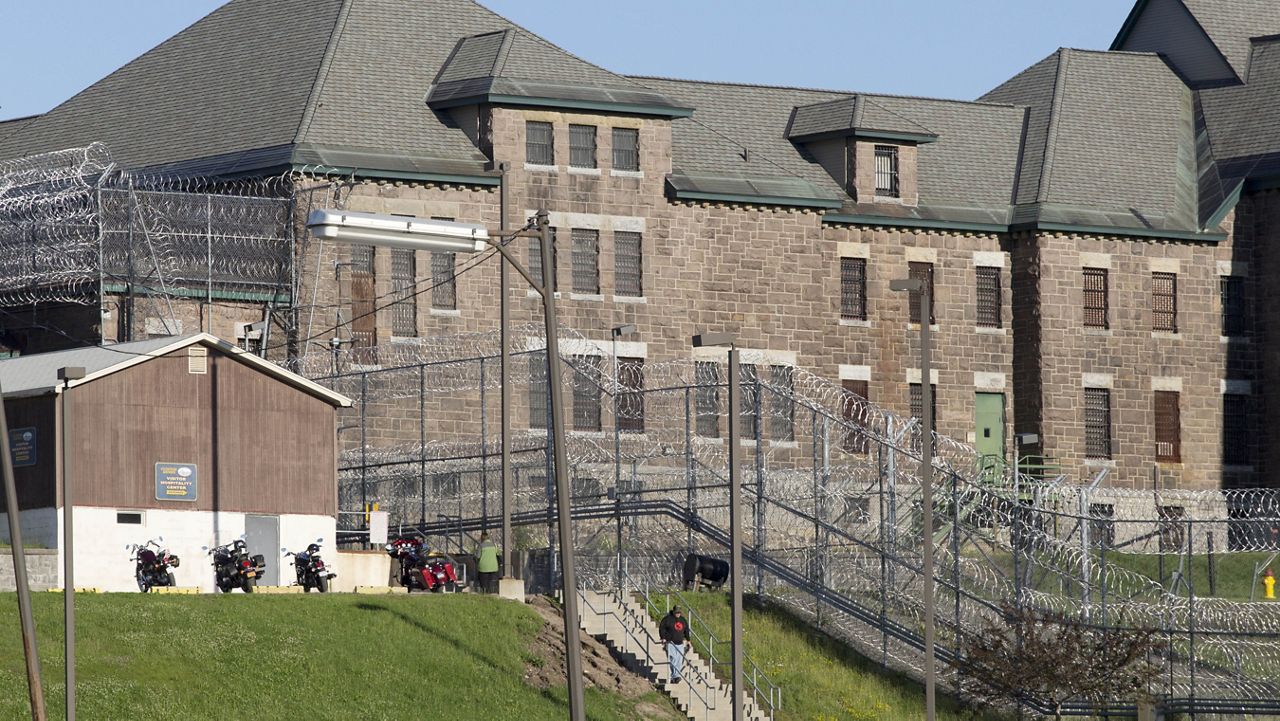 new-york-set-to-make-phone-calls-free-in-state-prisons