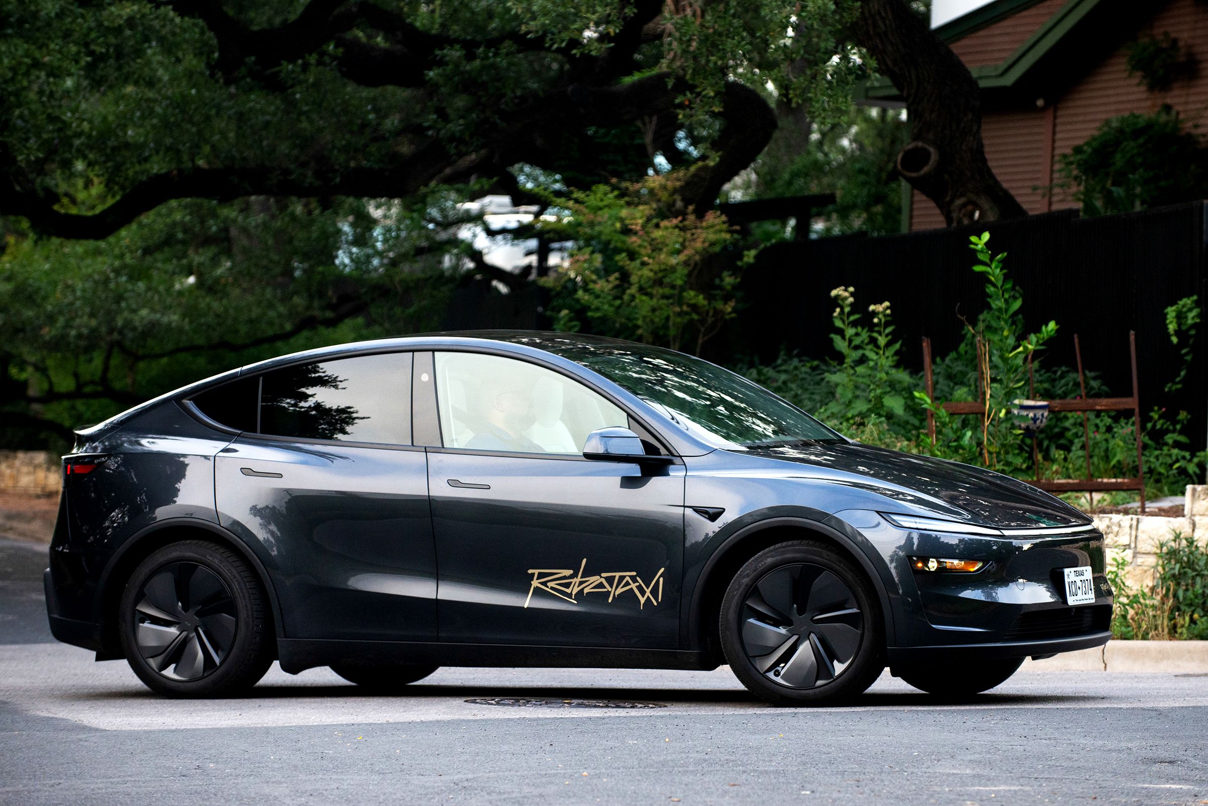 tesla-readies-a-taxi-service-in-san-francisco—but-not-with-robotaxis