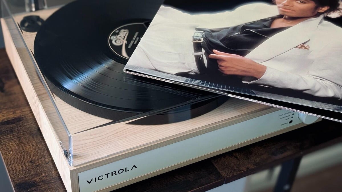 should-you-buy-an-electronic-turntable?-i-ditched-my-bluetooth-speaker-for-one-and-didn’t-regret-it