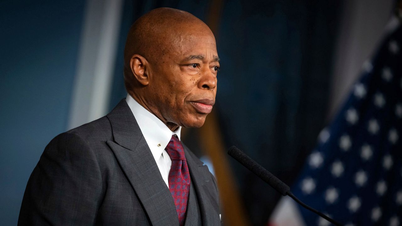 adams-pitches-new-yorkers-on-reelect,-mamdani-slams-mayor’s-vetoes