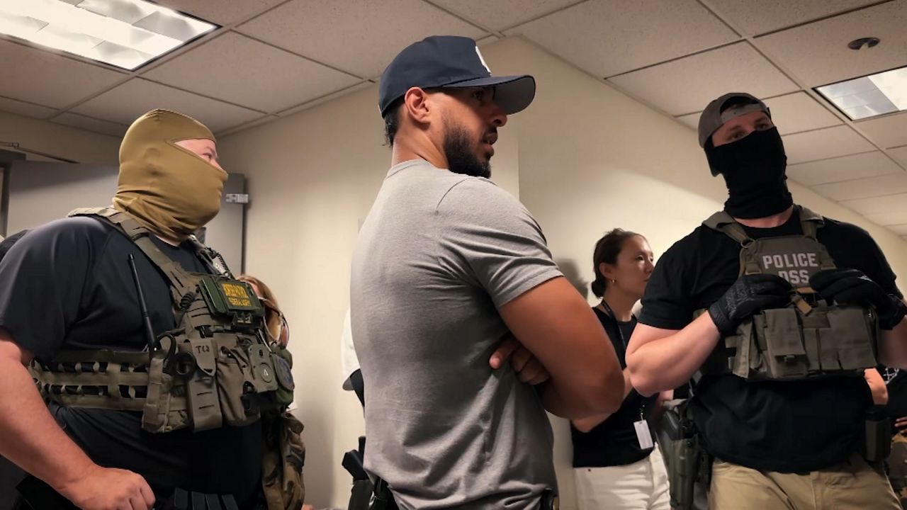 inside-the-chaotic-arrests-at-new-york’s-immigration-court