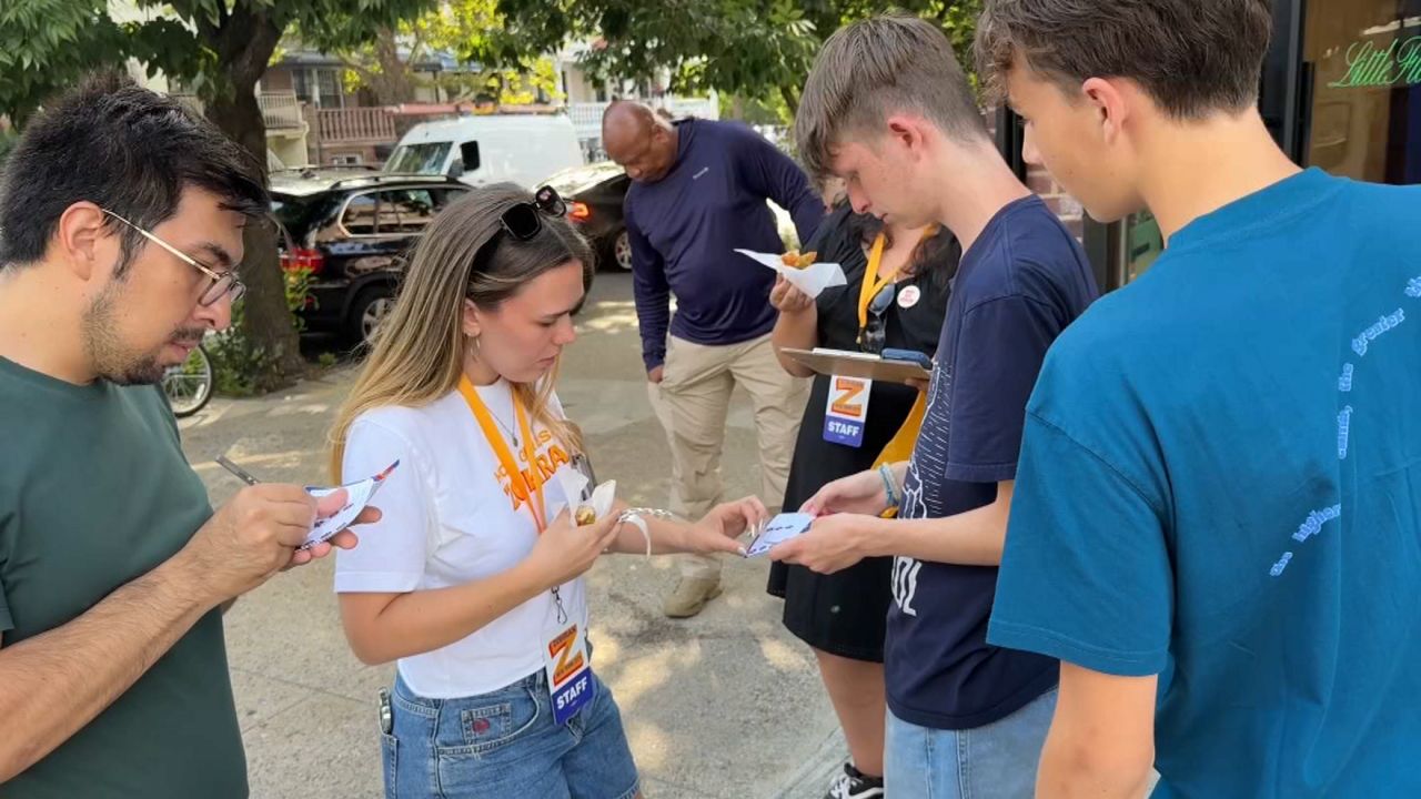 mamdani-draws-crowds-with-scavenger-hunt-as-mayoral-race-heats-up