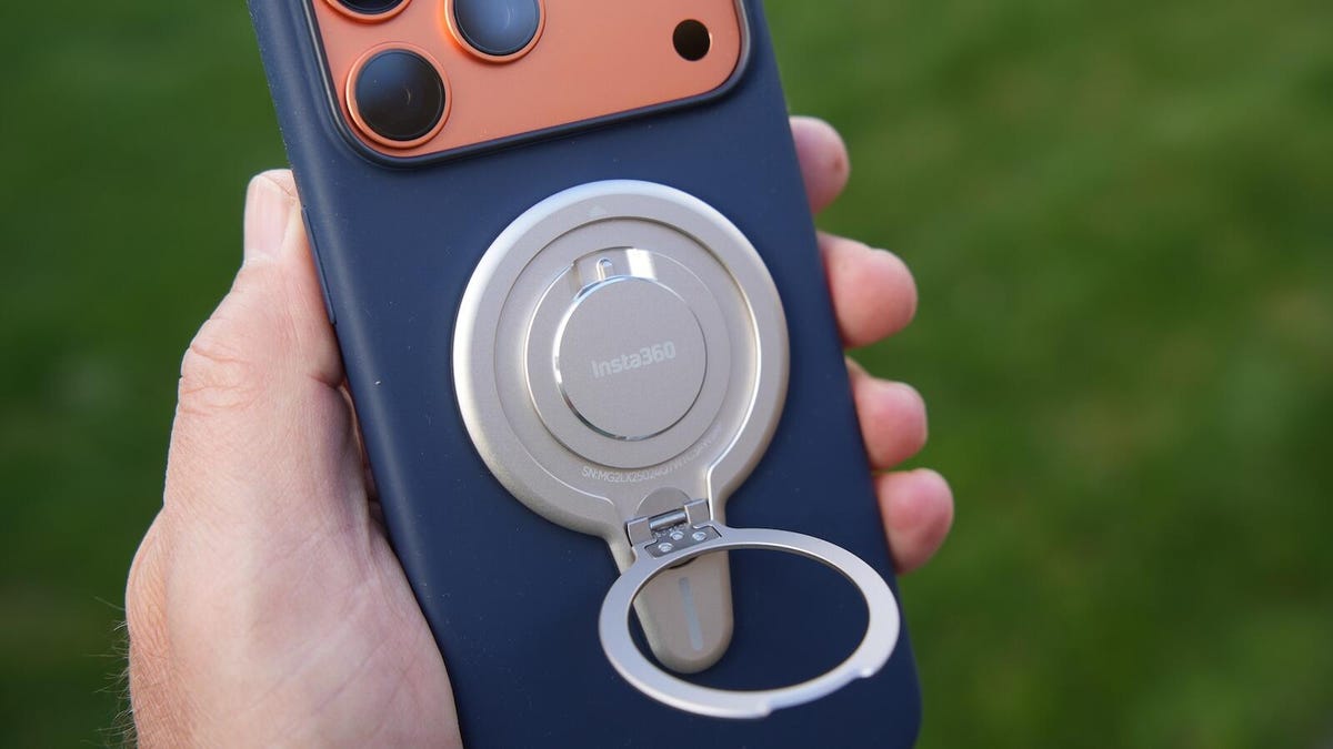i-unlocked-my-iphone-17-pro-max-camera’s-hidden-potential-with-this-handheld-accessory
