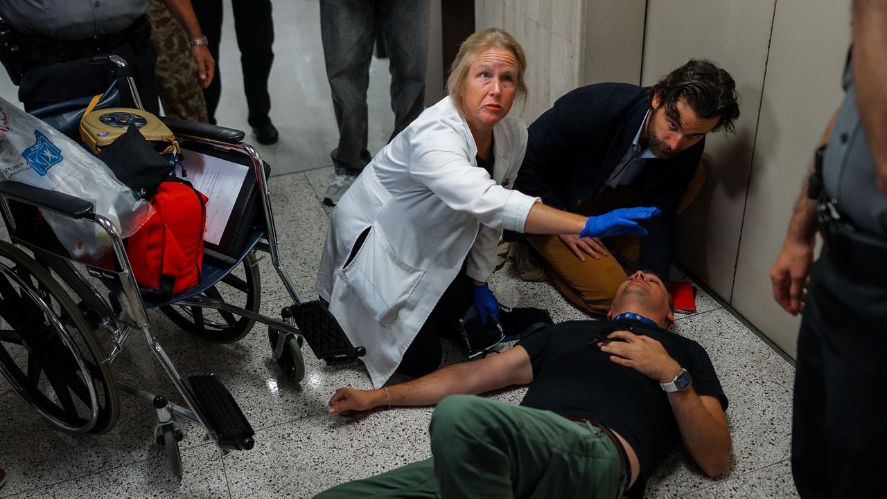 federal-agents-grab-and-shove-journalists-outside-manhattan-immigration-court,-sending-one-to-hospital