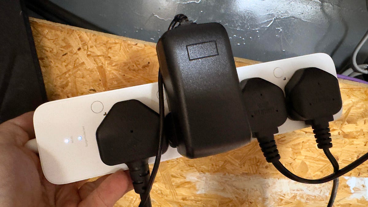 your-electronics-could-be-quietly-draining-energy-–-this-gadget-prevents-that