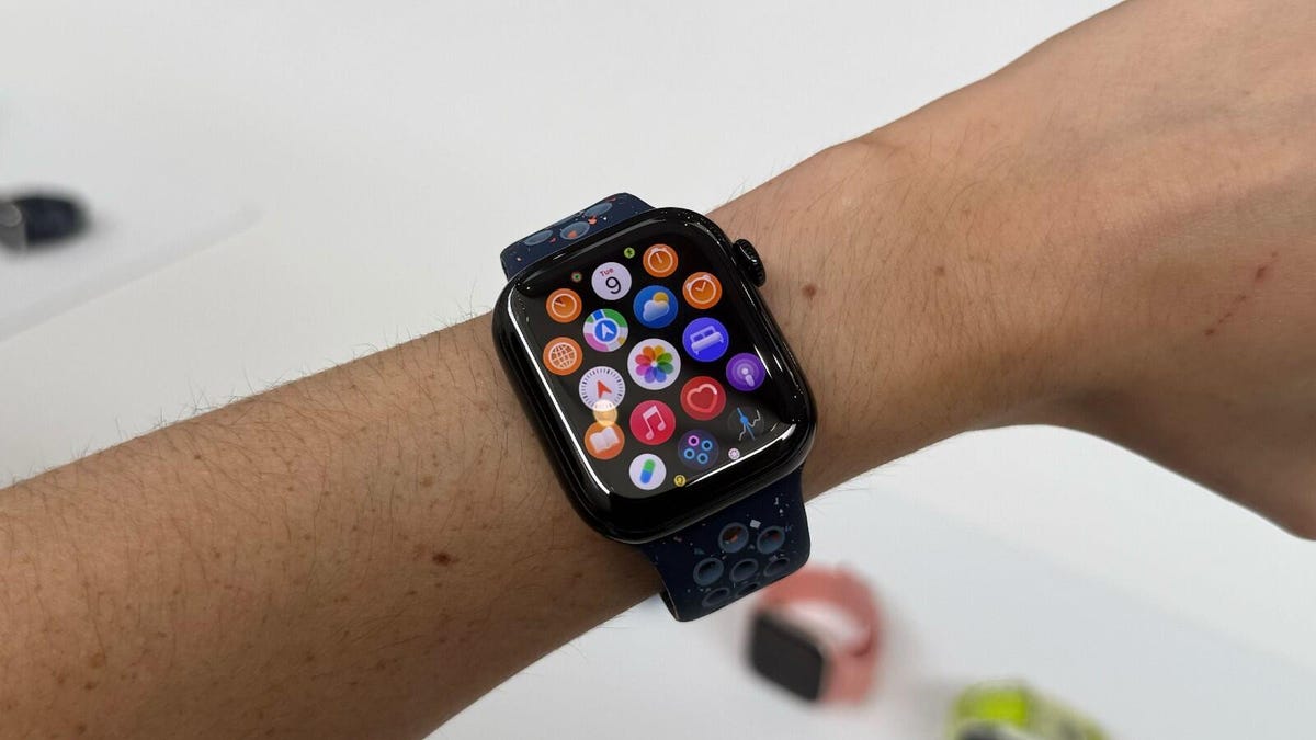 i-compared-apple-and-samsung’s-best-smartwatches-–-here’s-who-wins-for-now
