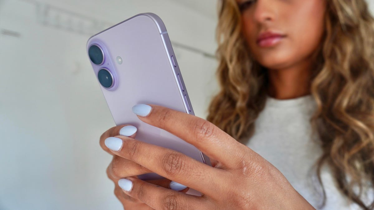i-switched-to-the-iphone-17-full-time,-and-i’m-already-wondering-if-i-need-a-pro