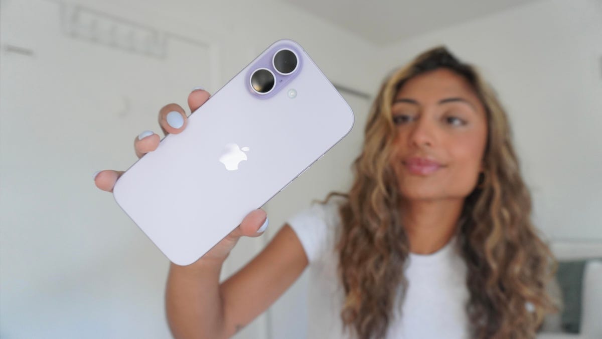 why-i’m-recommending-the-iphone-17-over-the-pro-models-this-year-(and-it-goes-beyond-price)