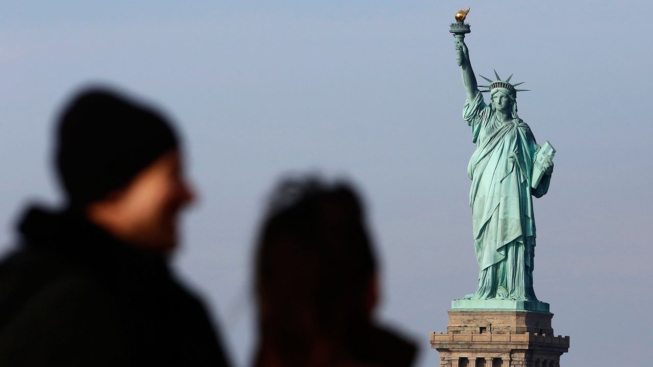 statue-of-liberty-to-remain-open-amid-government-shutdown,-feds-say