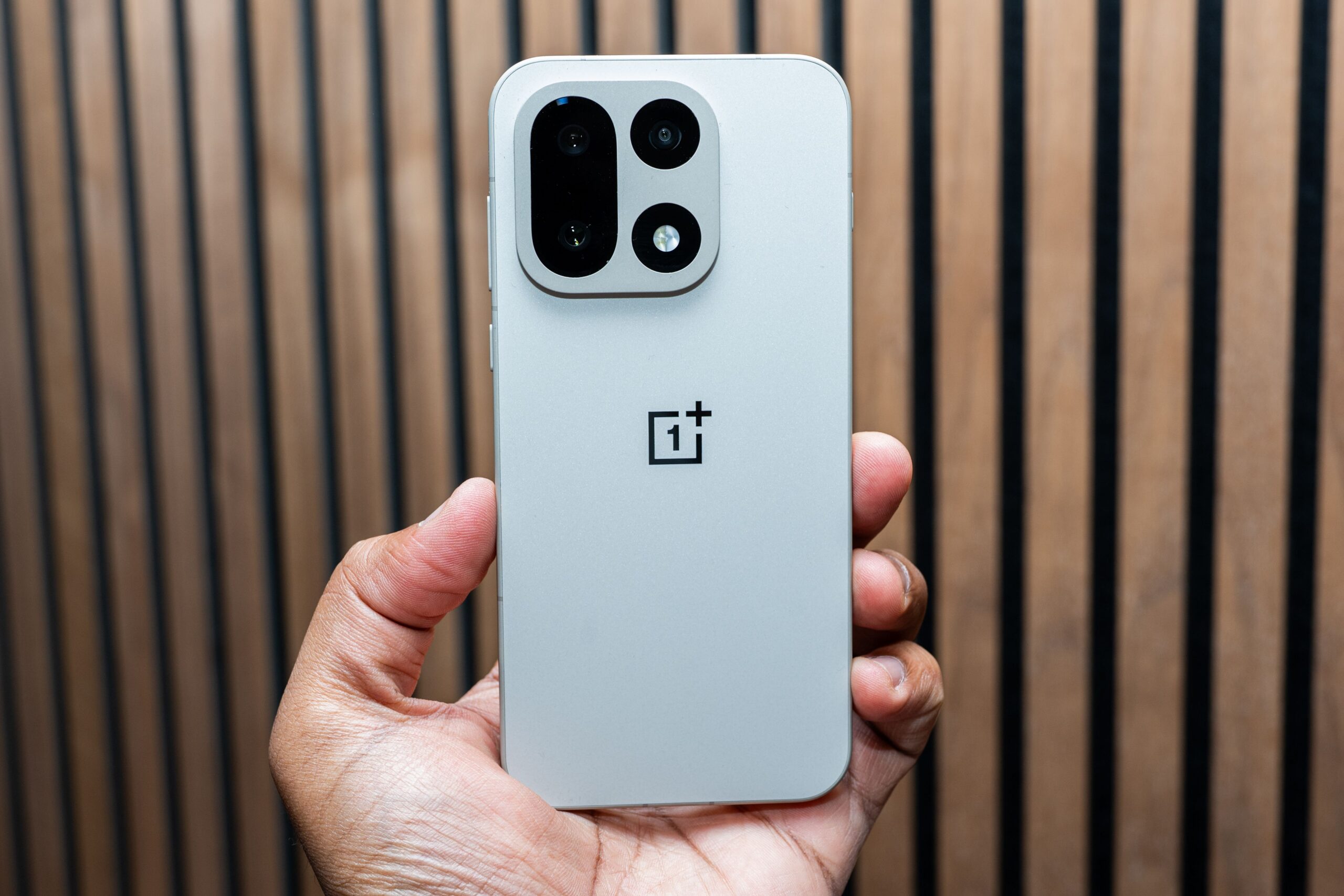 oneplus-15-review:-a-phone-with-two-day-battery-life