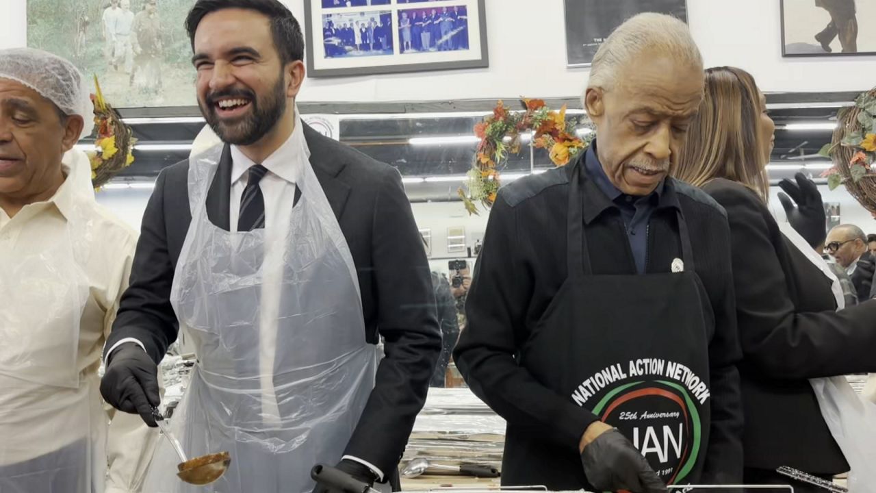 city-officials-serve-hot-meals-in-harlem-for-thanksgiving